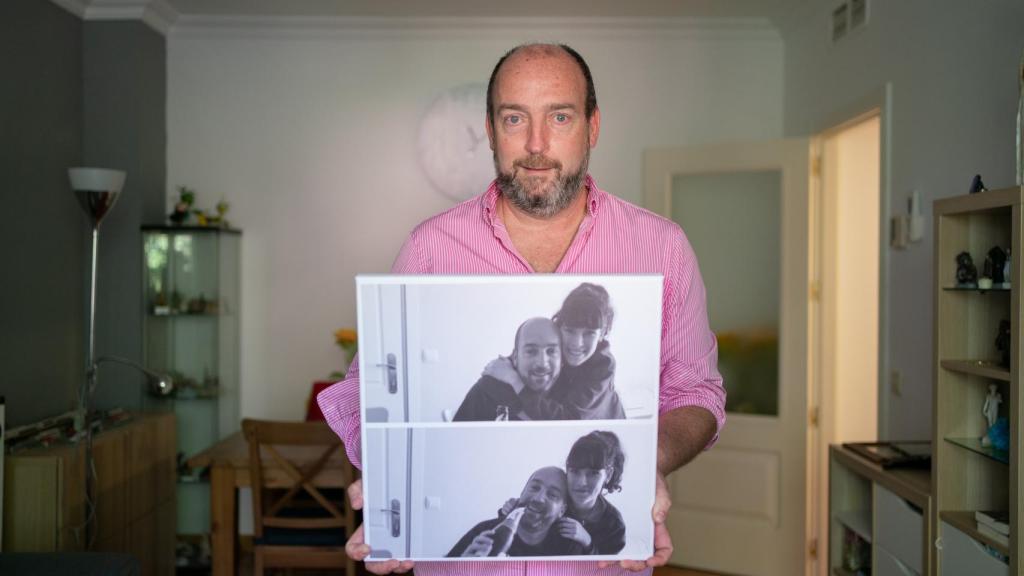 El escritor Francisco Javier Jiménez Sáiz sujeta fotos de su hija Sara.