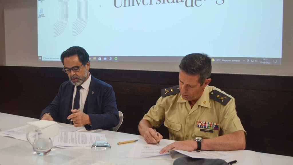 Jorge Soto, vicerrector en funciones del campus de Pontevedra, y Luis Cortés, general jefe de la Brigada Galicia VII-Brilat.