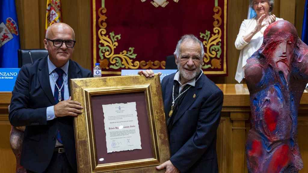 Acisclo Manzano recibe la Medalla de Oro de la provincia de Ourense de manos del presidente de la Diputación de Ourense, Manuel Baltar.