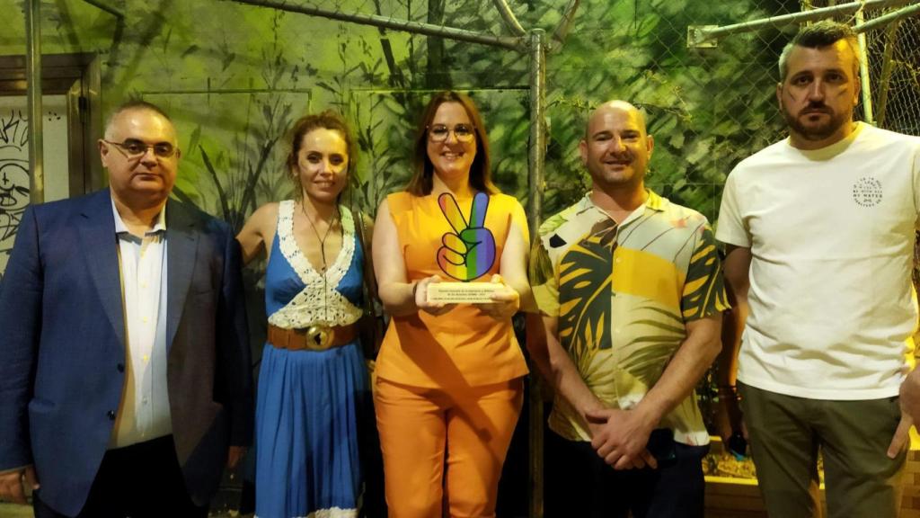 La consejera LGTBI, este viernes, tras ser abucheada en Murcia, mostrando su premio con su equipo.