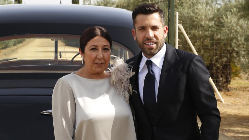 Jordi Alba junto a su madre antes de darse el 'sí, quiero' con Romarey Ventura.