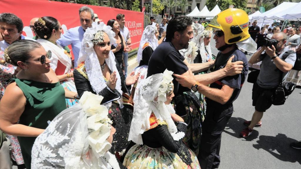 El alcalde Luis Barcala habla con un bombero de Alicante en Luceros.