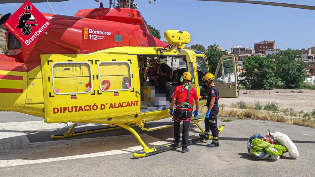 El helicóptero usado para las labores de rescate del cuerpo, un hombre de 45 años.
