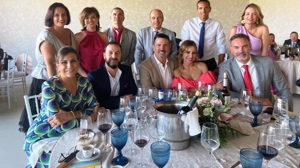 Algunos de los invitados, entre los que han destacado los compañeros de los novios en CMM.