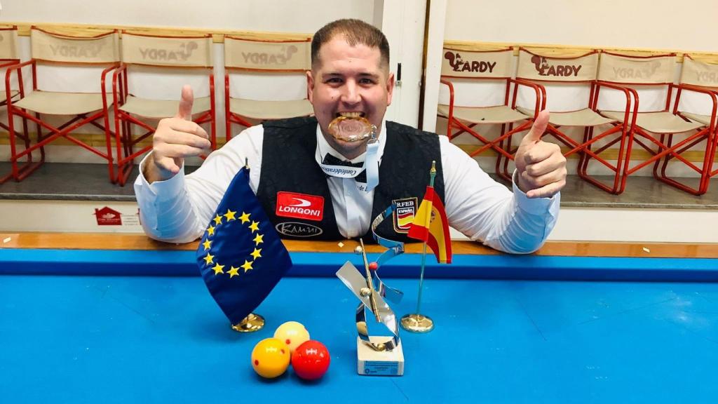 Este crevillentino posa con su trofeo el pasado fin de semana en Gandía.