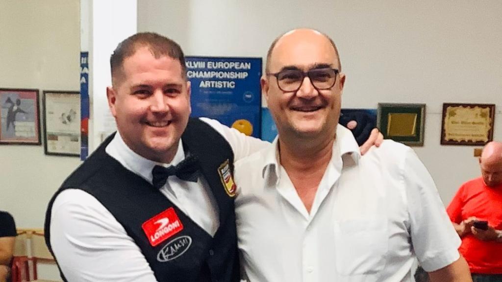 Cuadrado con Javier Muñoz, organizador del torneo en Gandía y presidente de la federación valenciana de Billar: El billar le debe mucho porque ha organizado muchísimo y bien, deberíamos clonarlo, asegura.