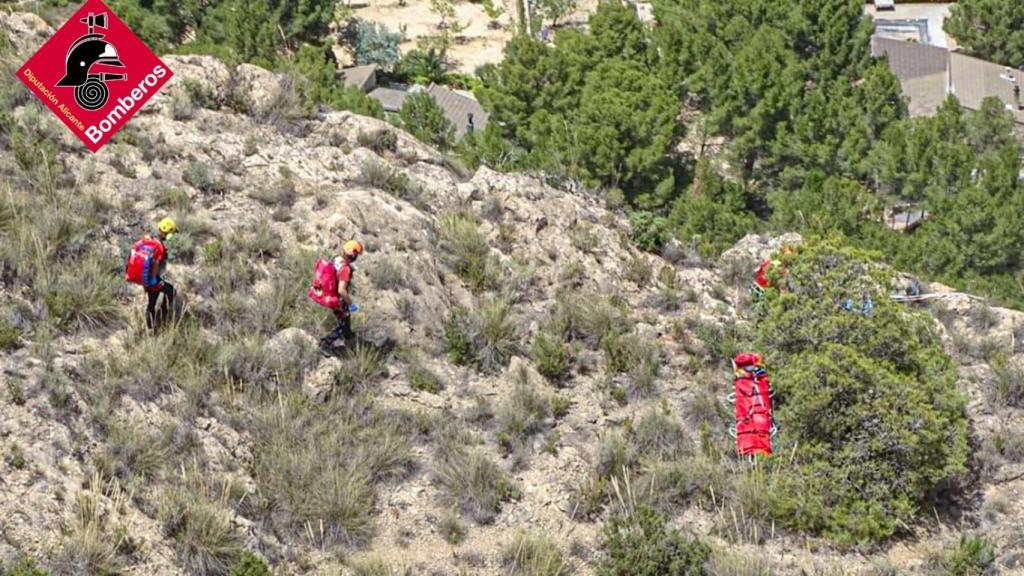 Los bomberos, en el lugar donde encontraron el cuerpo sin vida del parapentista.