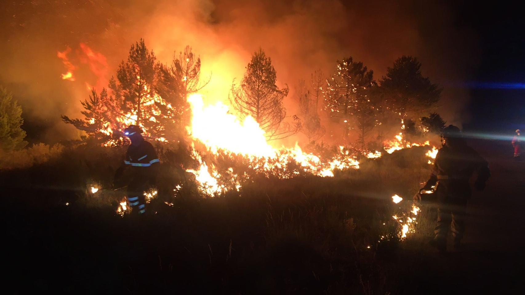 Nueva noche de trabajo en el incendio en la Sierra de la Culebra (Zamora)