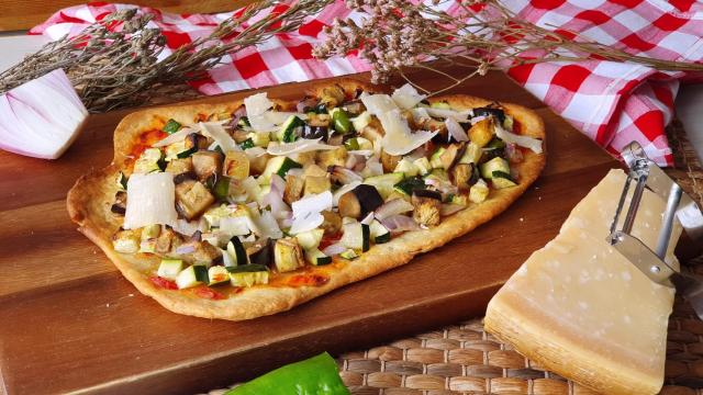 Coca de verduras y queso, una receta de coca de trampó para celebrar San Juan