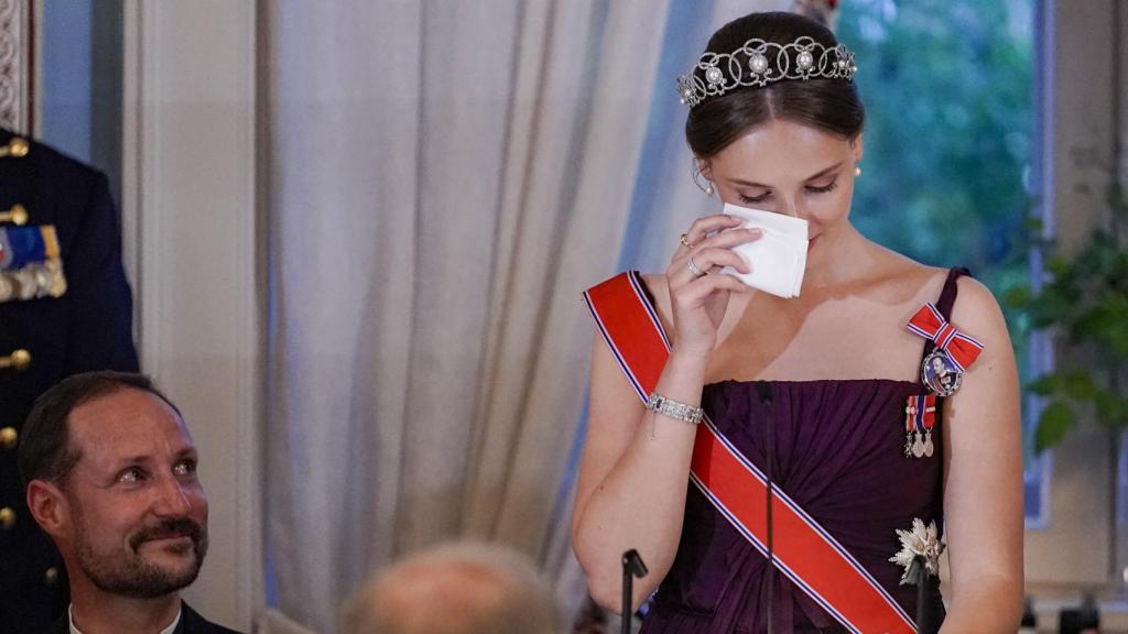 Ingrid Alexandra de Noruega no pudo contener las lágrimas mientras leía su emotivo discurso.
