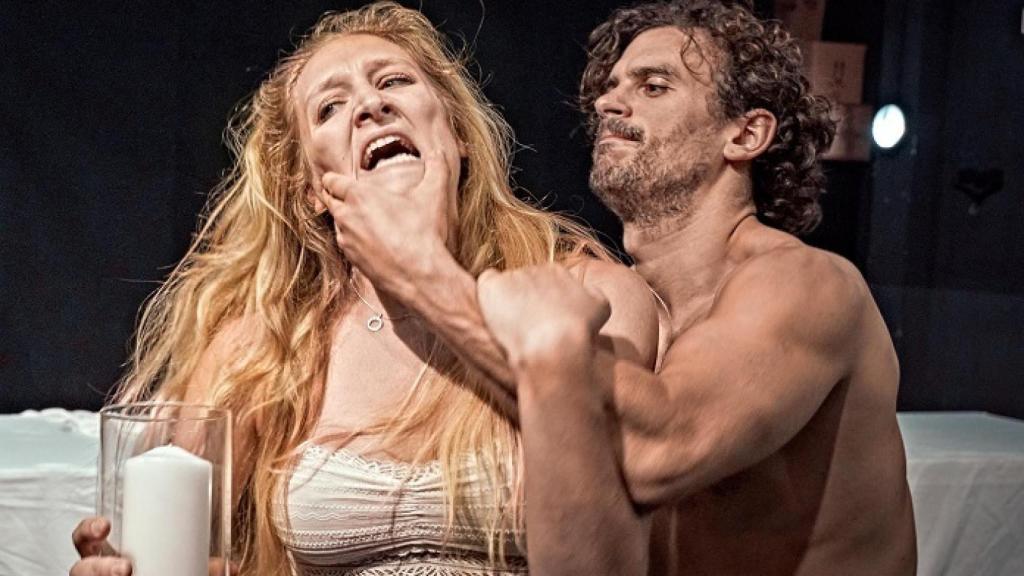 Cristina Arias y Mikel Arostegui, en un ensayo de  'El burlador de Sevilla'. Foto: Sergio Parra