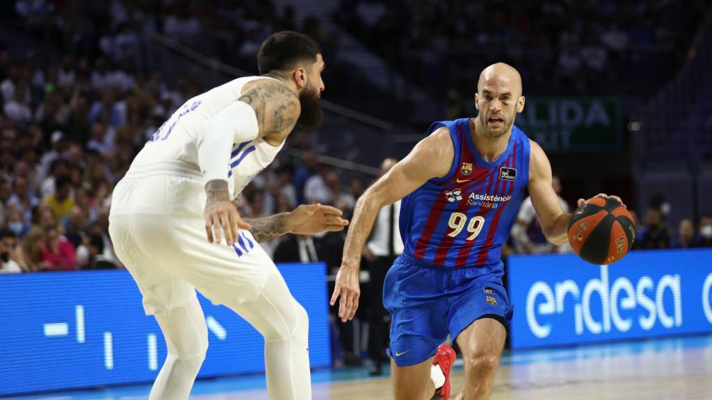 Vincent Poirier defendiendo a Nick Calathes