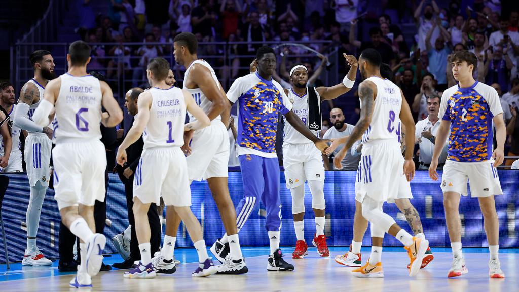 Los jugadores del Real Madrid de baloncesto celebran la victoria ante el Barça