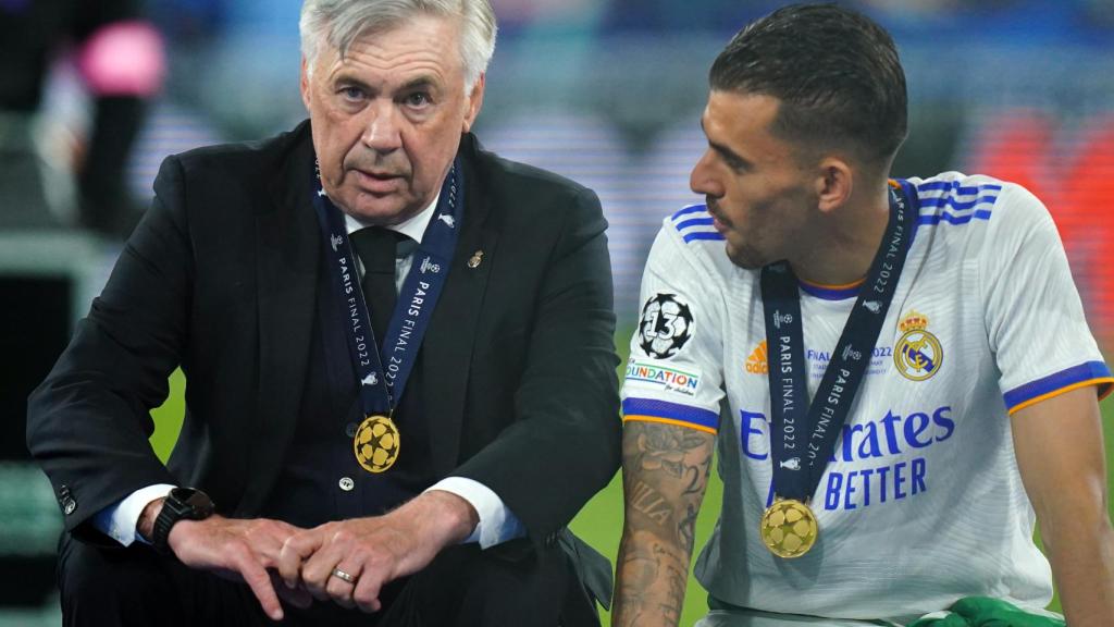 Dani Ceballos hablando con Carlo Ancelotti tras ganar La Decimocuarta