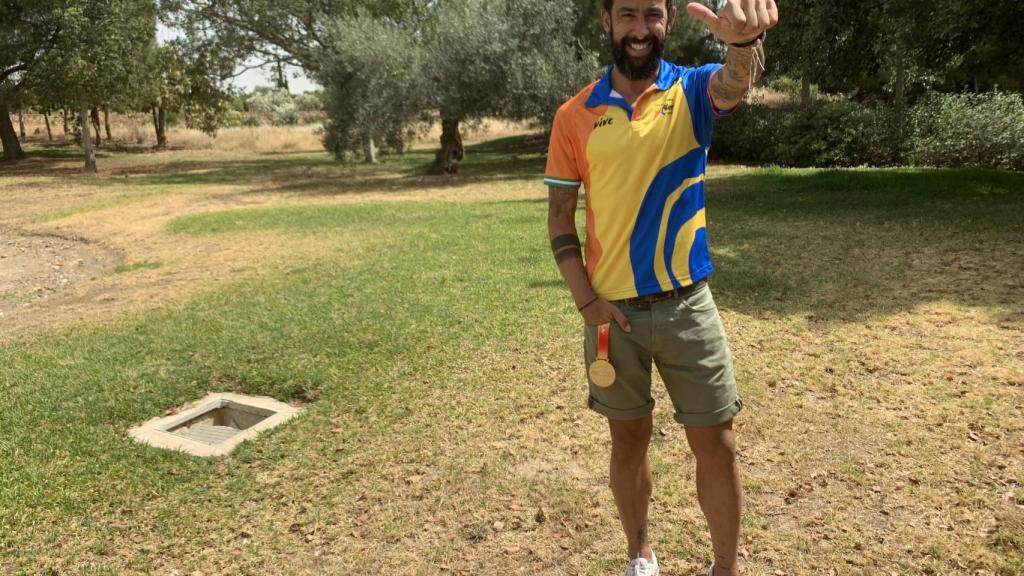 Antonio J. Aguilar posa con la medalla de campeón de España de 100 kms frente al Parque Tecnológico, donde entrena.