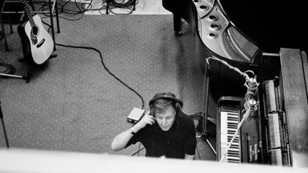 Paul McCartney, trabajando en los estudios de Abbey Road.