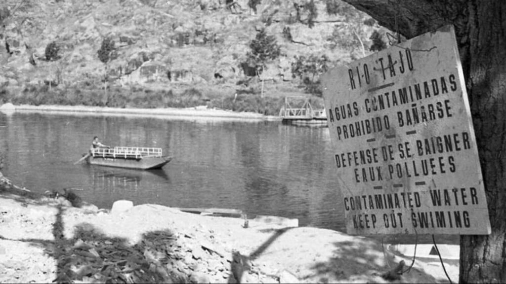 Cartel anunciando la prohibición del baño en el Tajo. (Foto: Toledo Olvidado).
