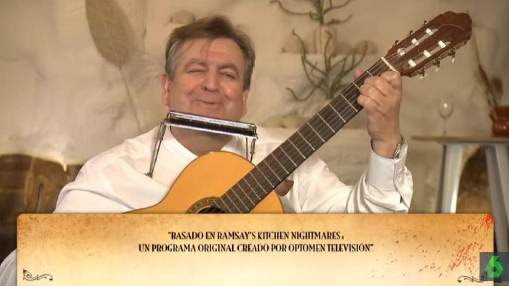 Dueño de la Cueva de Juan cantando a Chicote