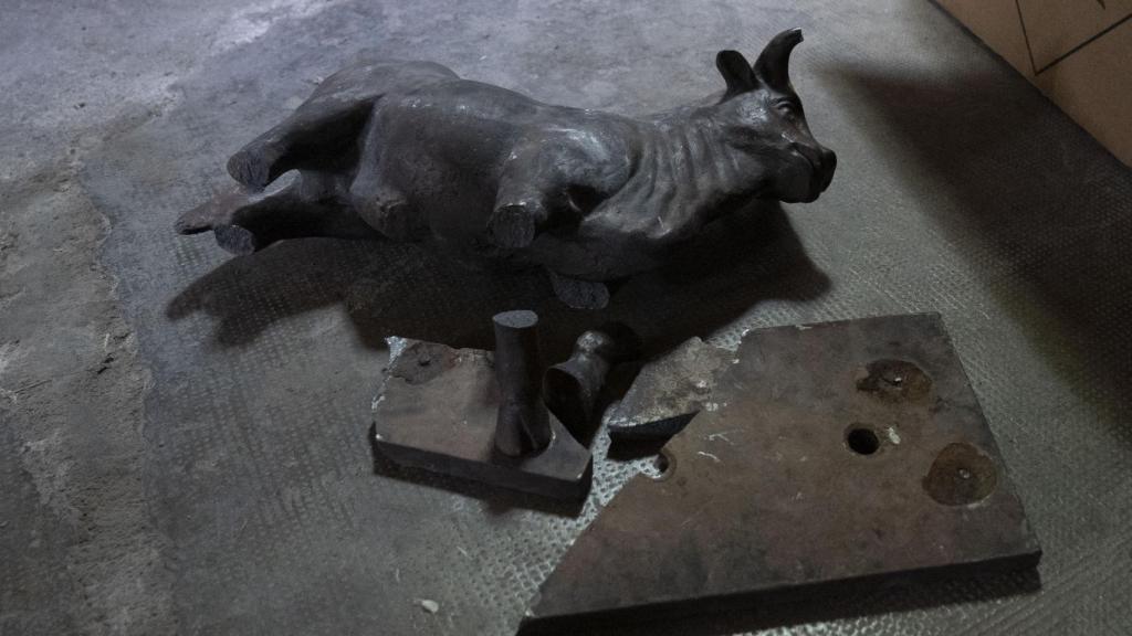 Vista del estado en el que ha quedado la estatua del Torico, símbolo de la ciudad de Teruel.