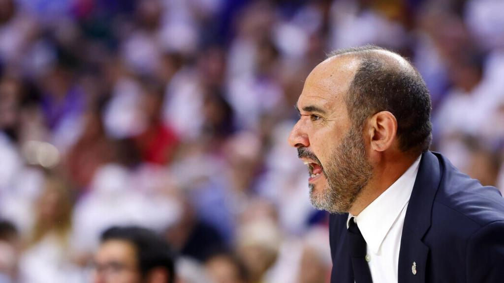 Chus Mateo da órdenes.