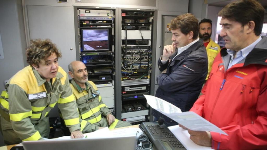 Imagen de la Delegada del Gobierno y el Presidente de la Junta al puesto de mando de incendio de la Sierra de la Culebra