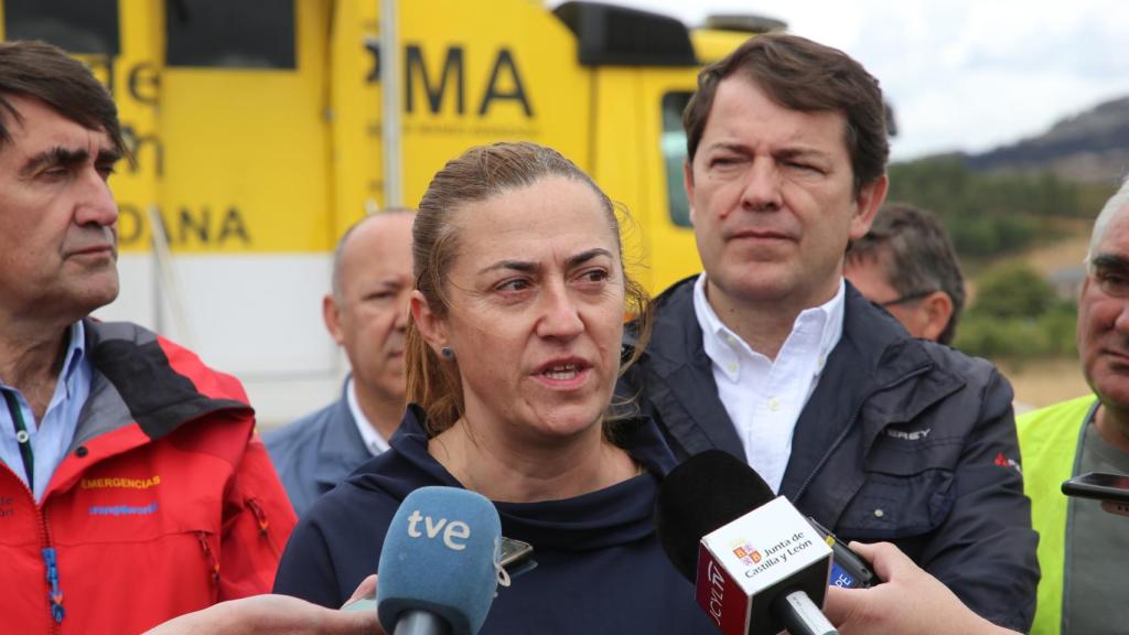 Virginia Barcones atiende a los medios de comunicación en el puesto de mando del incendio en Sierra de la Culebra