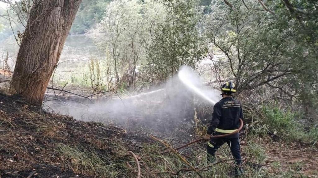 Los Bomberos de la Diputación de Valladolid luchan contra el fuego en Zamora