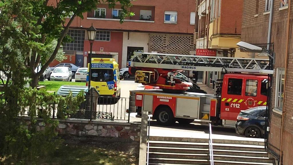 Bomberos y miembros de Sacyl salvan a un hombre de 70 años que se cayó en su vivienda de Zamora