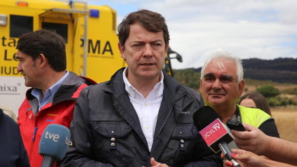 Alfonso Fernández Mañueco en la zona del incendio de la Sierra de la Culebra de Zamora. Fotografía: ICAL