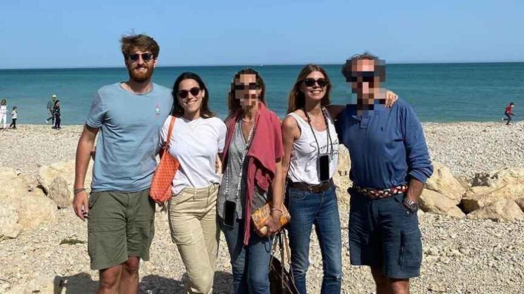 Eva Zaldívar, junto a su hija, su yerno y los padres de éste, en una imagen compartida en Instagram.