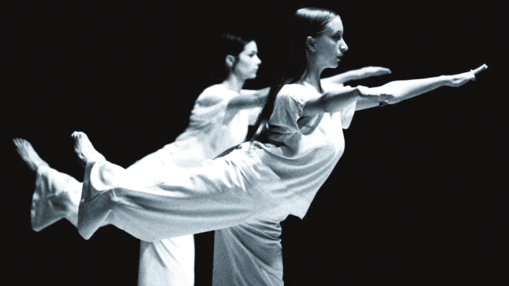 La compañía de Laura Dean bailando 'Drumming' de Steve Reich. Foto: Pío Guerendiáin