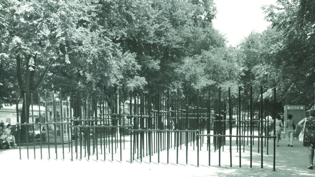 Isidoro Valcárcel Medina instaló sus 'Estructuras tubulares' en el Paseo de Sarasate de Pamplona en 1972. Foto: Archivo Municipal de Pamplona. Colección Arazuri. J. L. Nobel