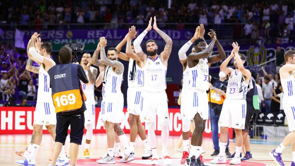 Los jugadores del Real Madrid celebran una victoria en el WiZink Center