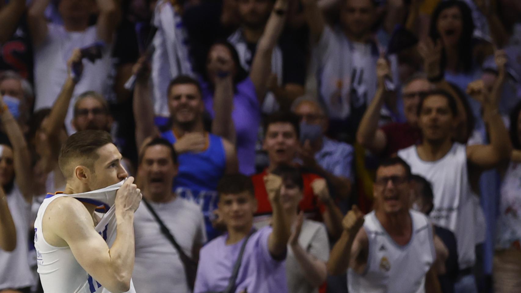 Fabien Causeur se besa el escudo.