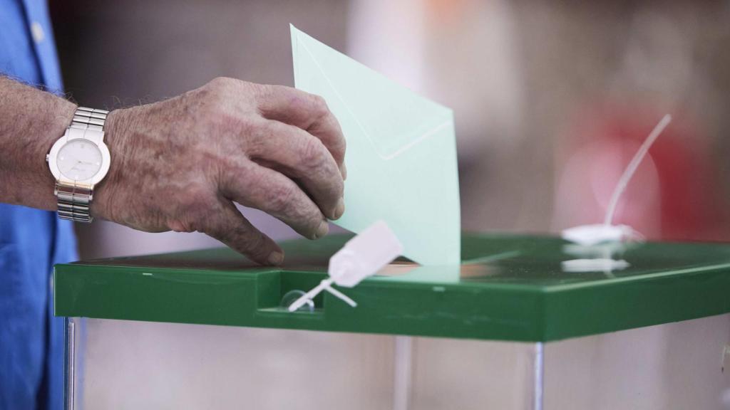 Un andaluz ejerce su derecho a voto este domingo 19 de Junio.