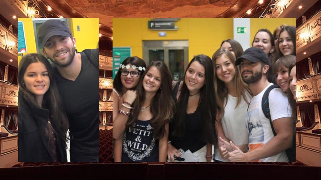 El Cervantes de fondo con las seguidoras de Alborán.