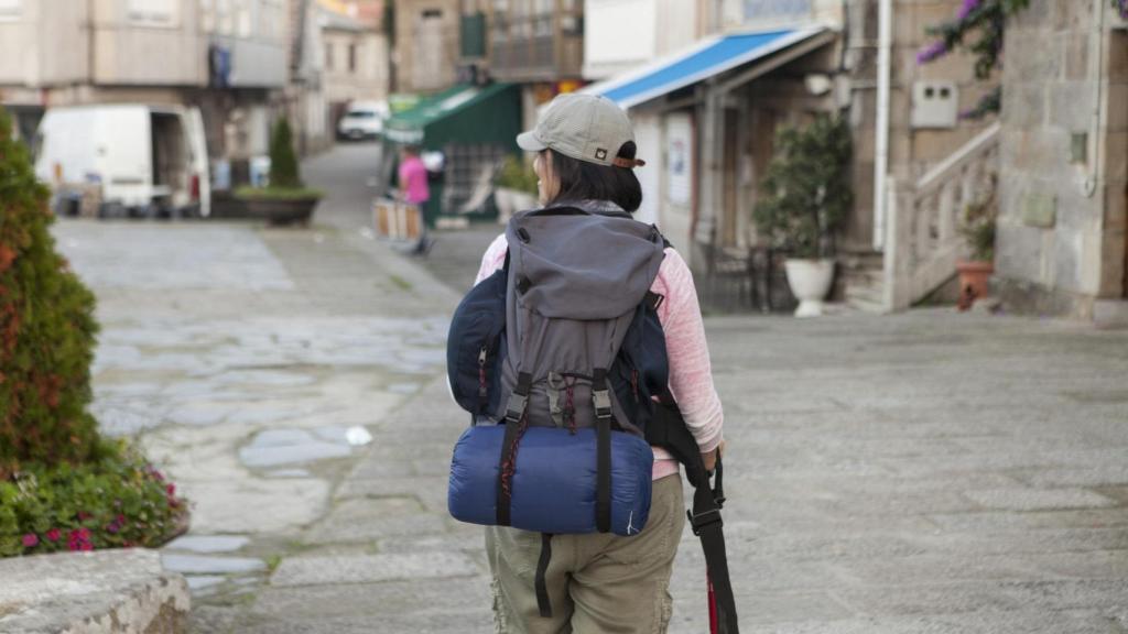 Una peregrina realiza el Camino Portugués.