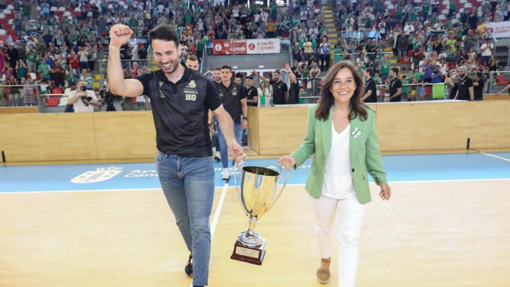El capitán del Hockey Club Liceo, Dava Torres, y la alcaldesa de A Coruña, Inés Rey.