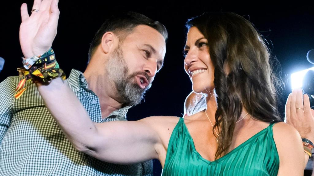 Santiago Abascal y Macarena Olona durante la noche electoral.