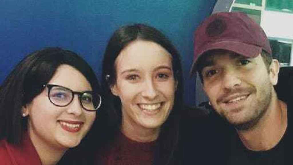 Marina, a la izquierda, con Pablo y otra seguidora.