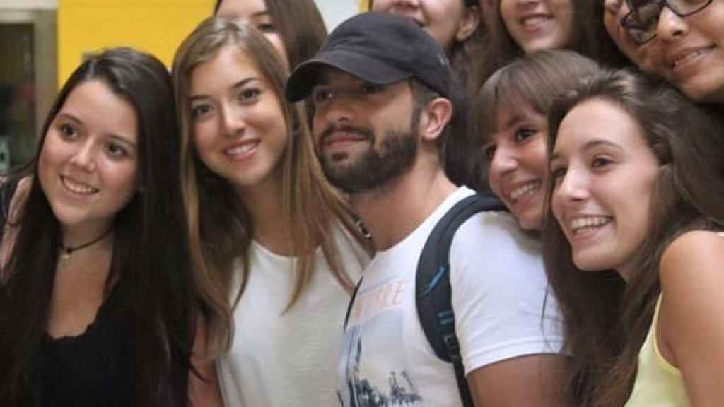 Paula, a la izquierda, con Alborán y un grupo de seguidoras.