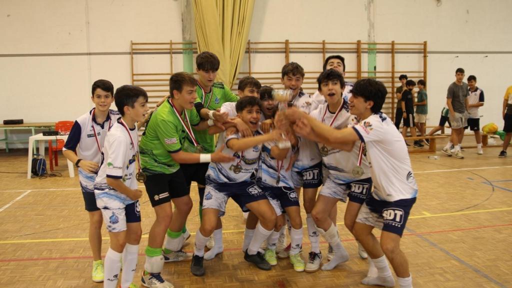 El Equipo Infantil levantando el Trofeo de Campeones de Castilla-La Mancha.