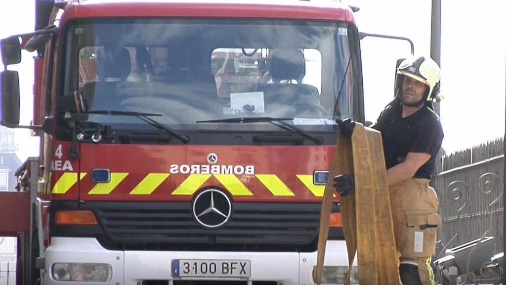 Bomberos en el incendio de Alcázar de Toledo. Foto: Europa Press