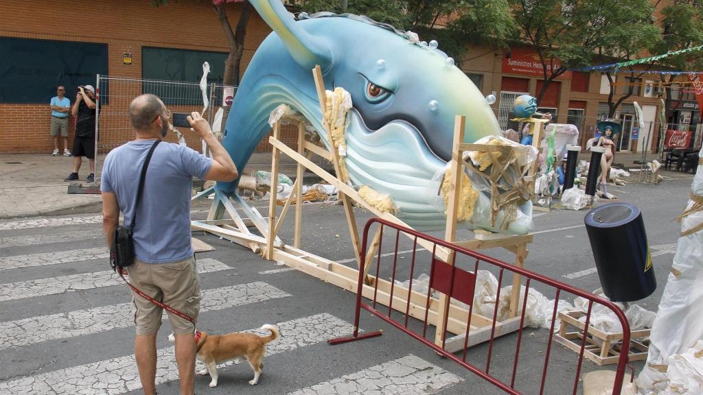 Un viandante haciendo una foto de una hoguera.