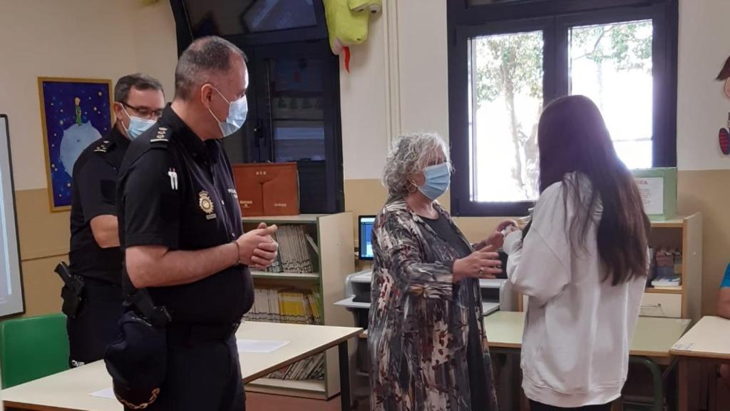 Entrega de carnés por parte de la subdelegada del Gobierno