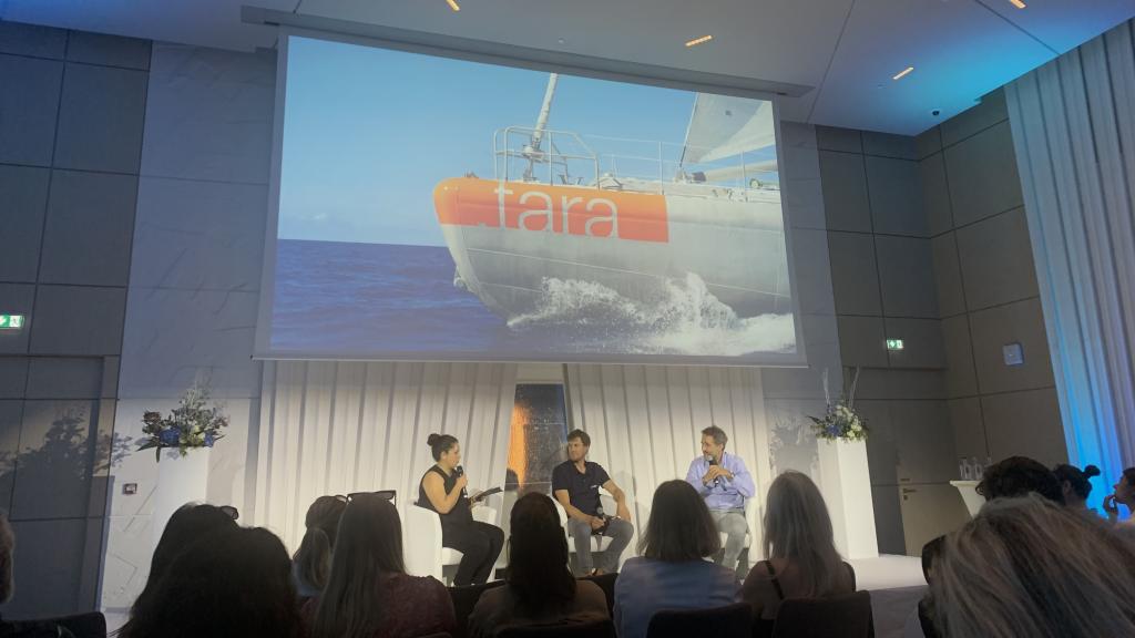 Dania Blin, Directora de Sostenibilidad Biotherm (izquierda), Paul Meilhat (centro) y Romain Troublé (derecha) en el centro de conferencias One Monte-Carlo