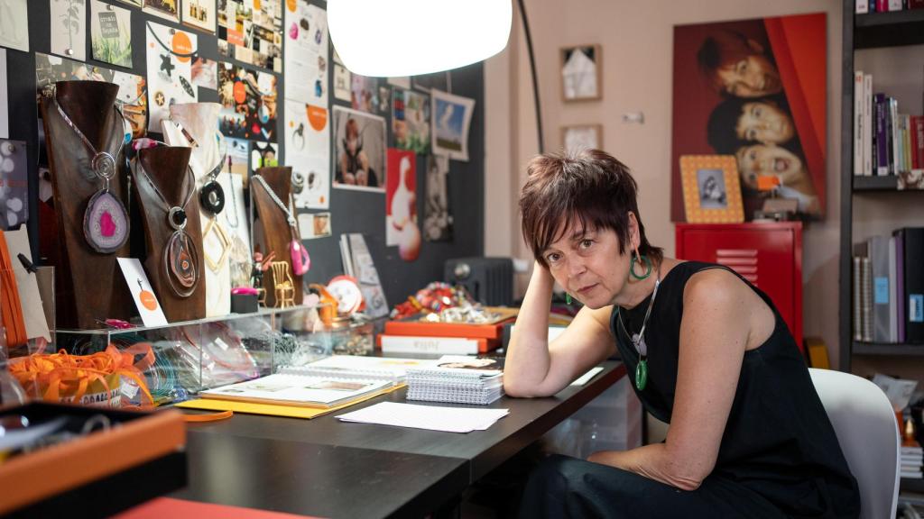 Belén Bajo en su mesa de trabajo, en su estudio de Madrid.