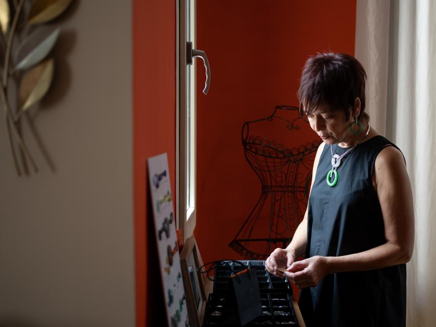 Belén Bajo explicando las piedras preciosas con las que trabaja.