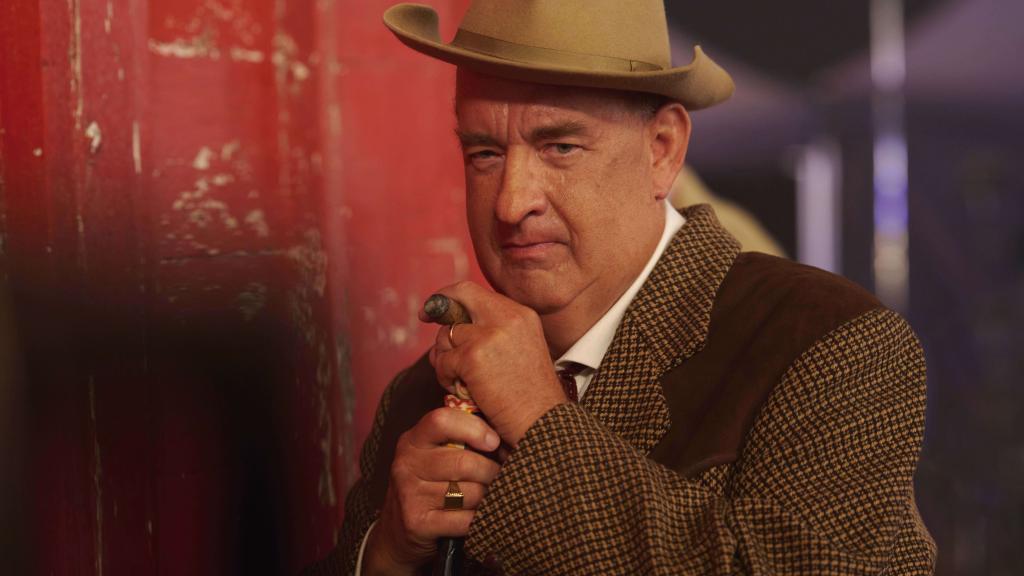 Prodigiosa transformación de Tom Hanks como Coronel Parker.