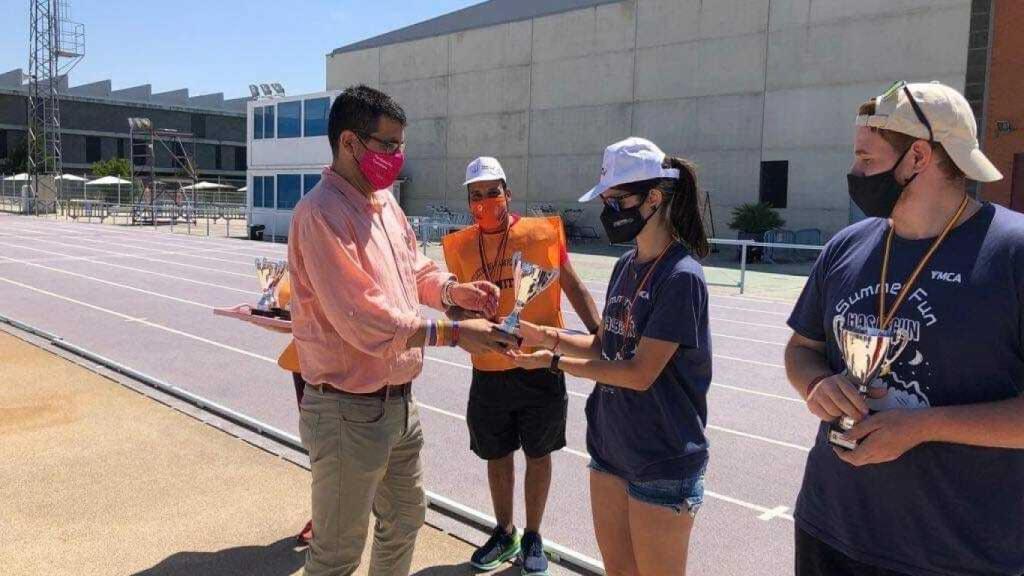 El concejal de Deportes, Alberto Bustos, entrega medallas a los participantes